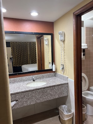 Combined shower/tub, free toiletries, hair dryer, towels