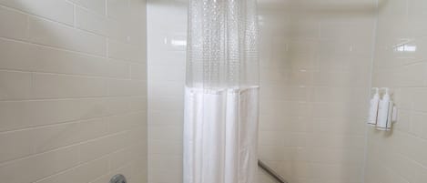 Combined shower/tub, free toiletries, hair dryer, towels