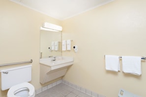Standardzimmer, 1 Queen-Bett, barrierefrei | Badezimmer | Duschwanne, Haartrockner, Handtücher