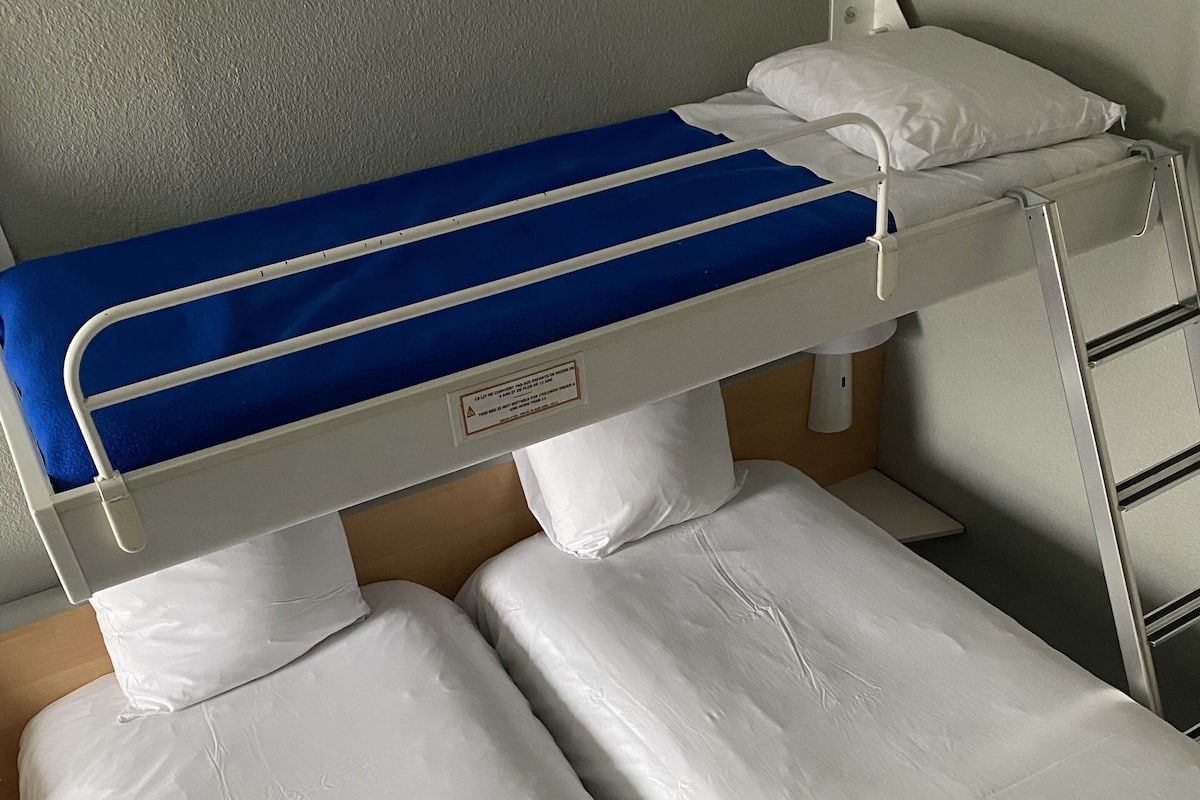 Habitación estándar, 2 camas individuales | Ropa de cama de alta calidad y caja de seguridad en la habitación