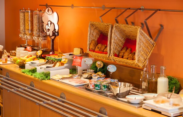 Petit déjeuner buffet (12 EUR par personne)
