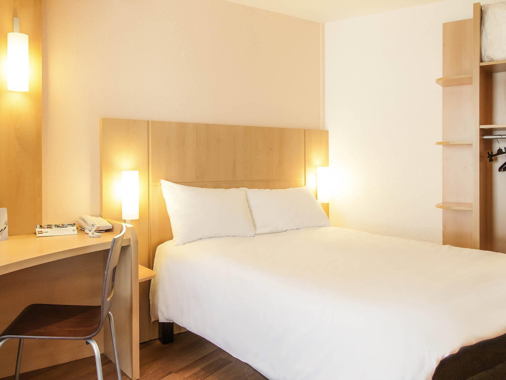 Habitación estándar, 1 cama doble | Ropa de cama de alta calidad, caja fuerte, escritorio y cortinas opacas