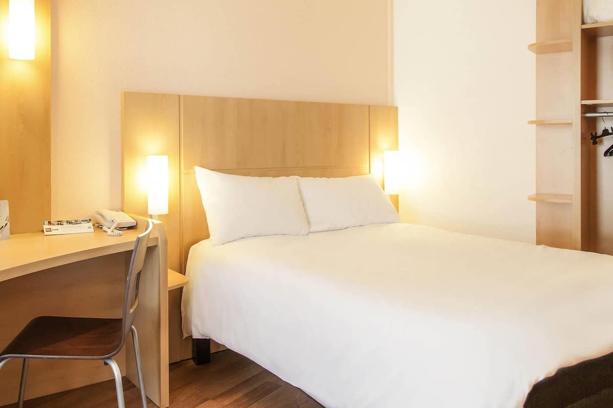 Ropa de cama de alta calidad y caja de seguridad en la habitación