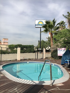 Outdoor pool - Days Inn by Wyndham Ontario Airport (Ontario)