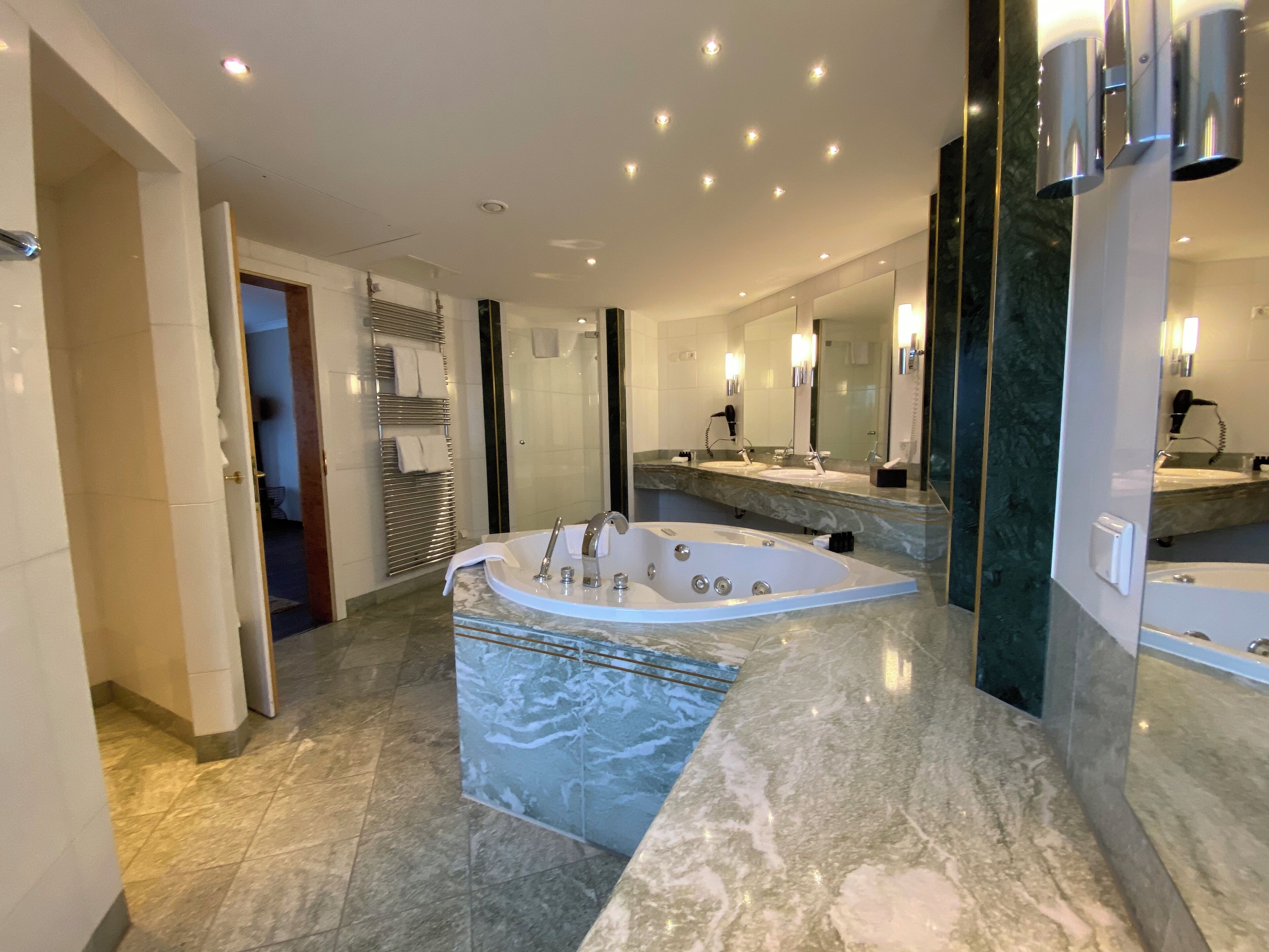 senior suite (with free club lounge access) | bathroom | free toiletries, hair dryer, bathrobes, slippers