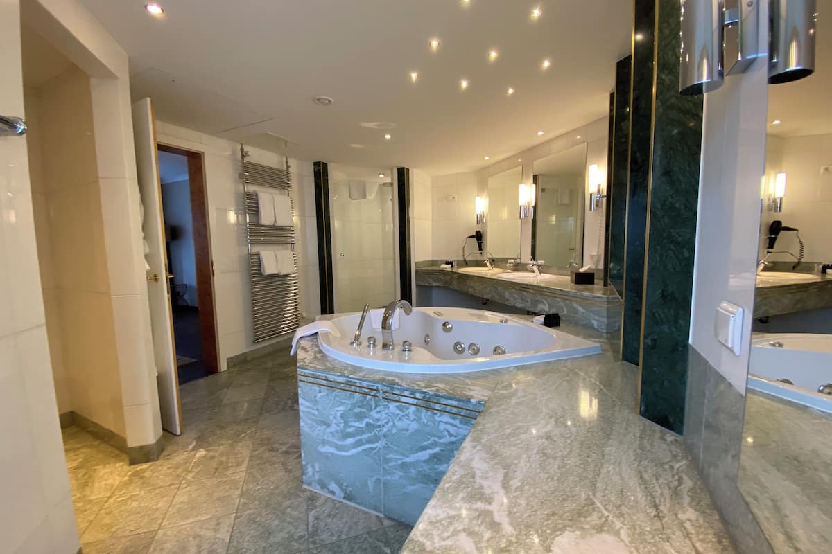 senior suite (with free club lounge access) | bathroom | free toiletries, hair dryer, bathrobes, slippers