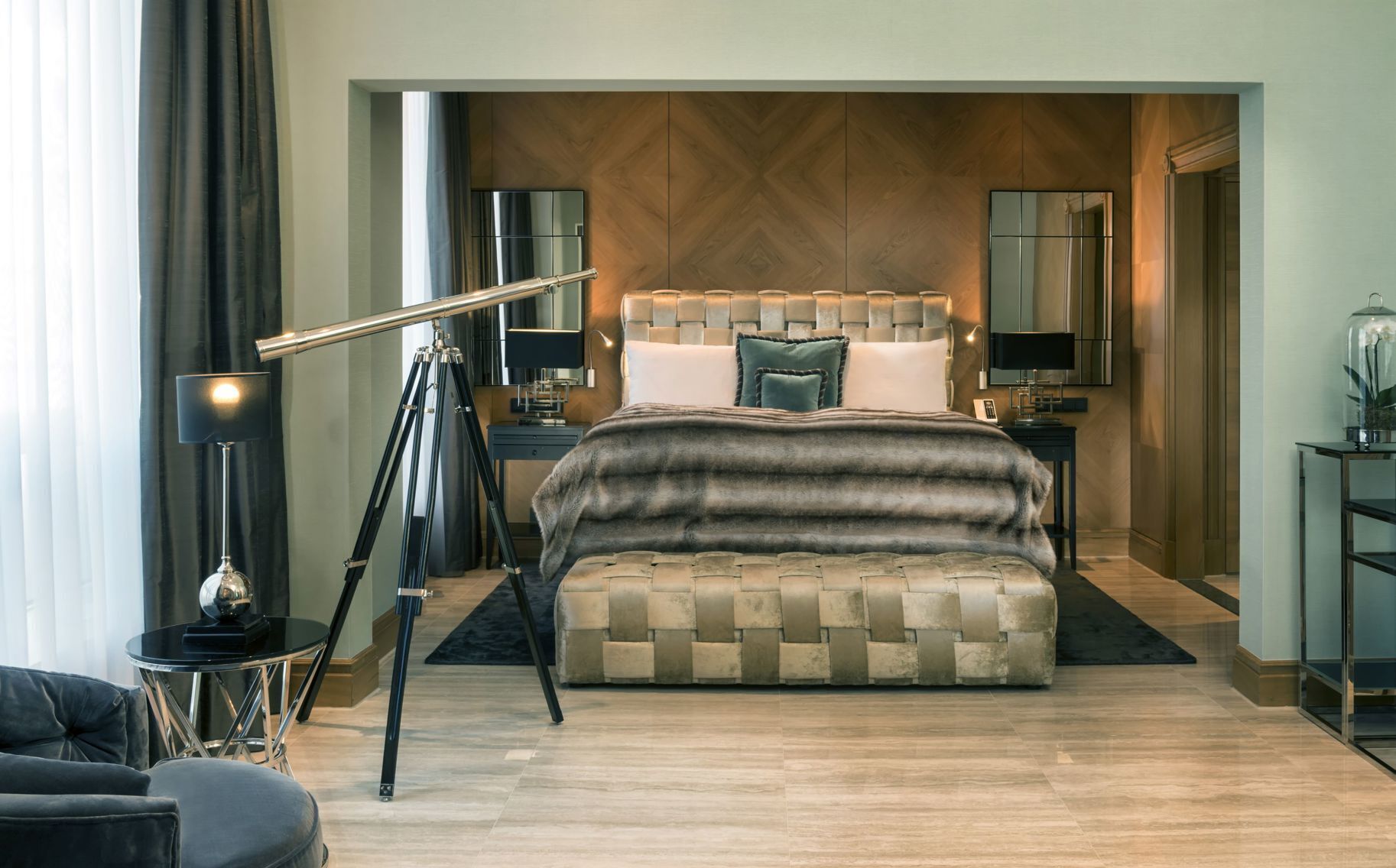 高級寢具、羽絨被、記憶棉床墊、房內夾萬