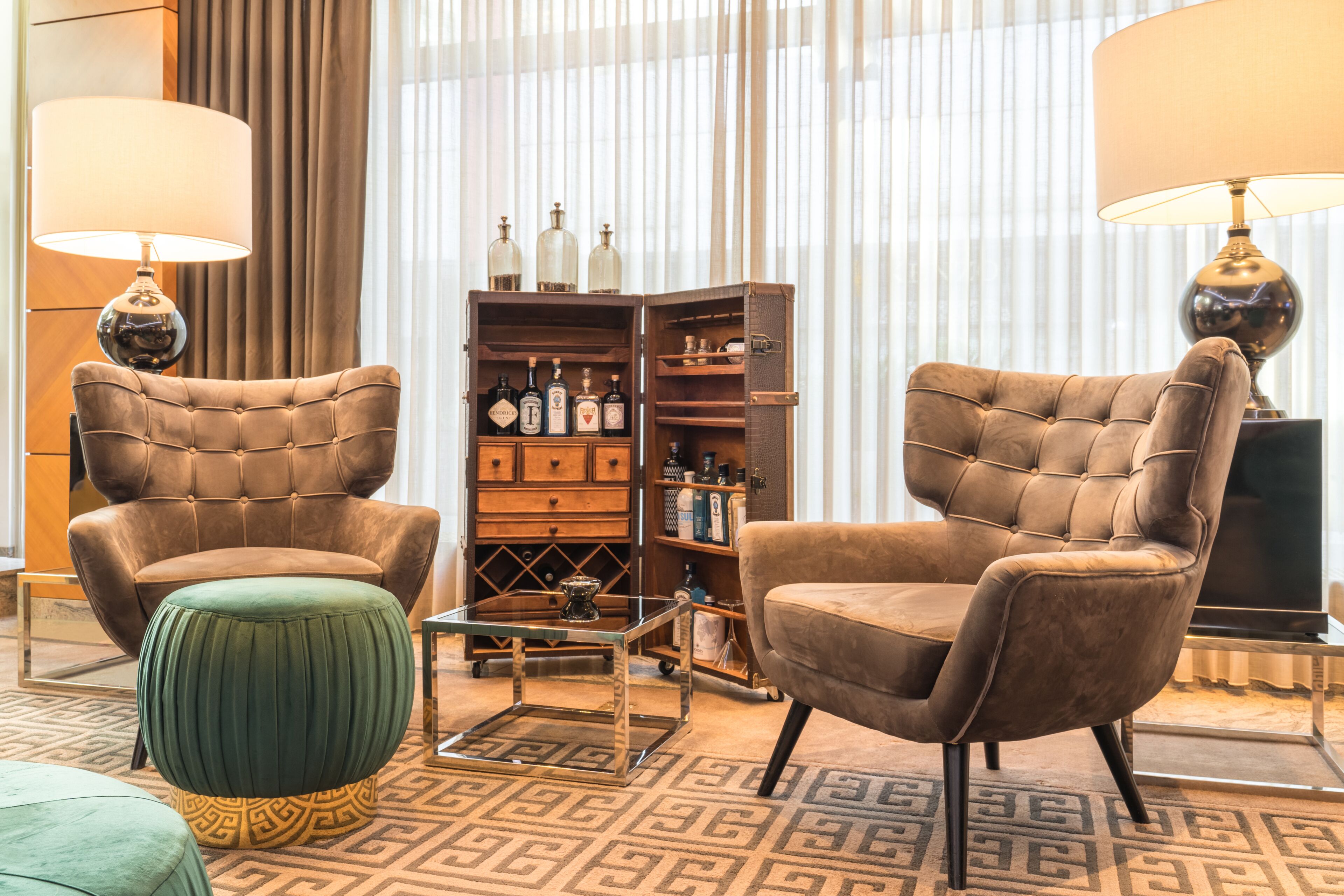 2 bars/lounges, cocktail bar