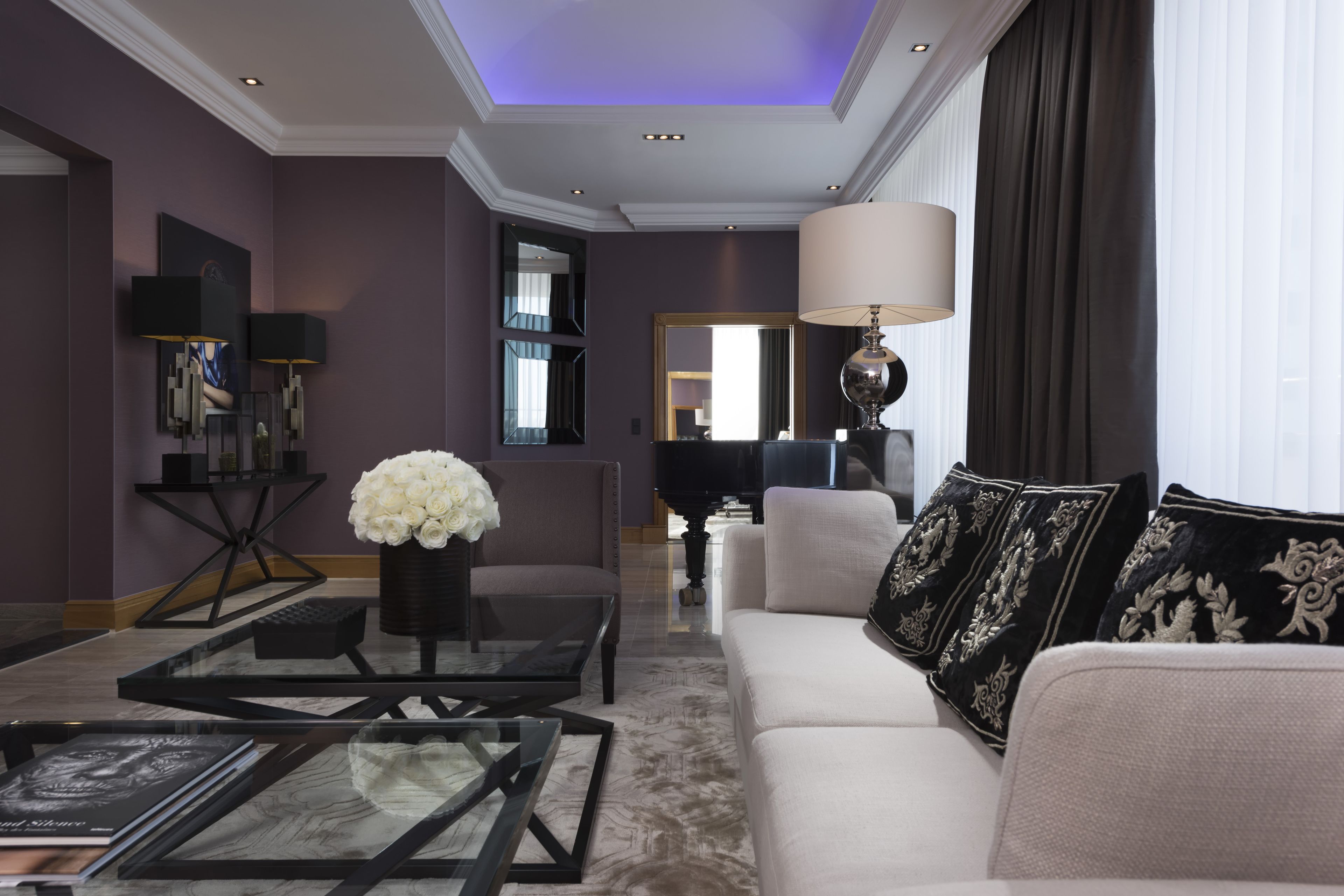 Una sala moderna con un sofá, una mesa de centro y lámparas decorativas.