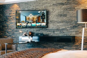 Club Suite, Club Lounge Access | Premium bedding, down comforters, memory foam beds, in-room safe - Hotel Palace Berlin (Berlin)