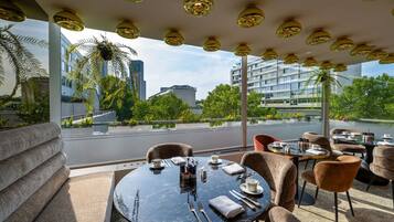 Desayuno buffet (EUR 39 por persona)