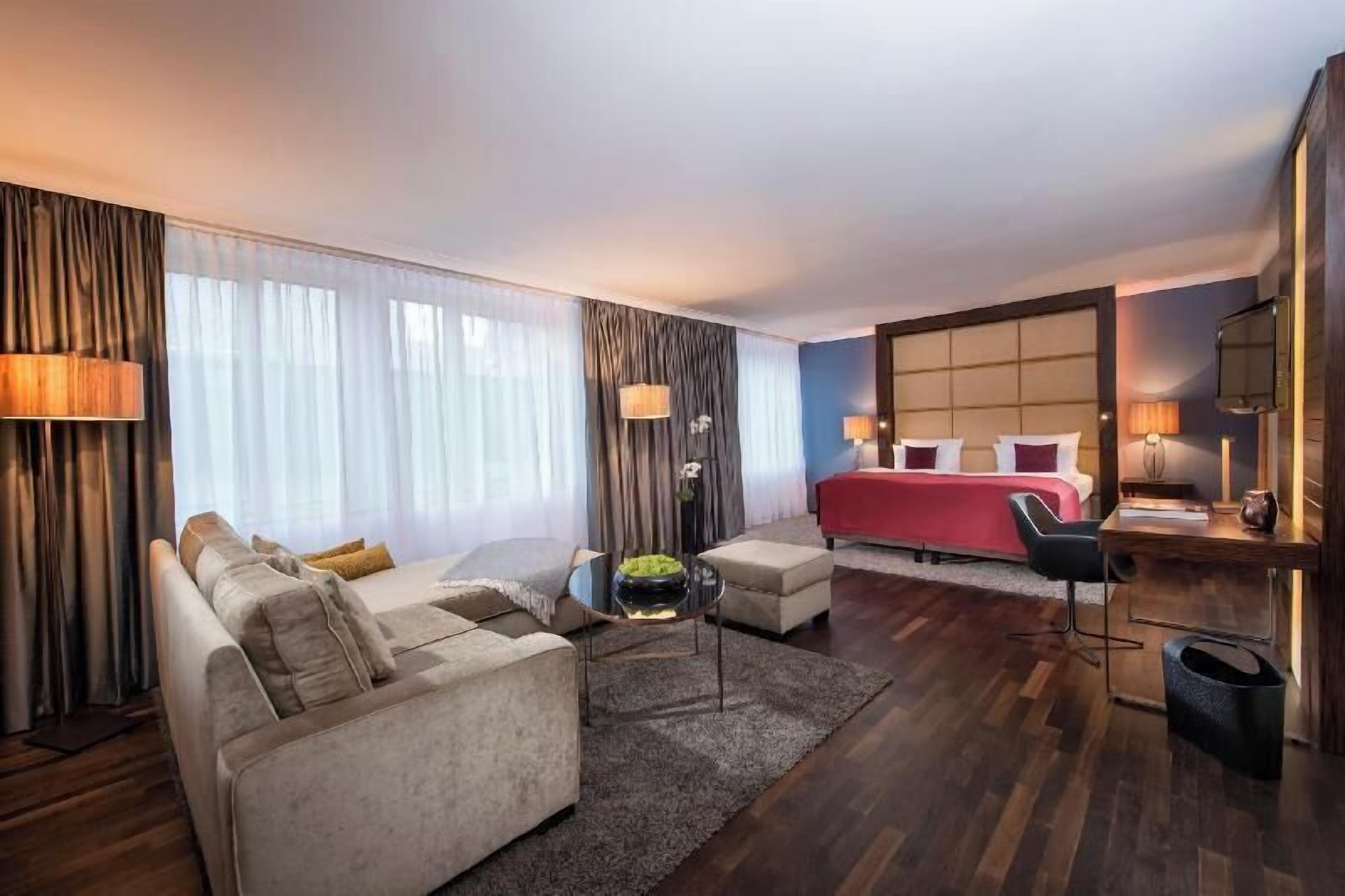 高級寢具、羽絨被、記憶棉床墊、房內夾萬