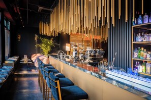 2 bars/lounges, cocktail bar