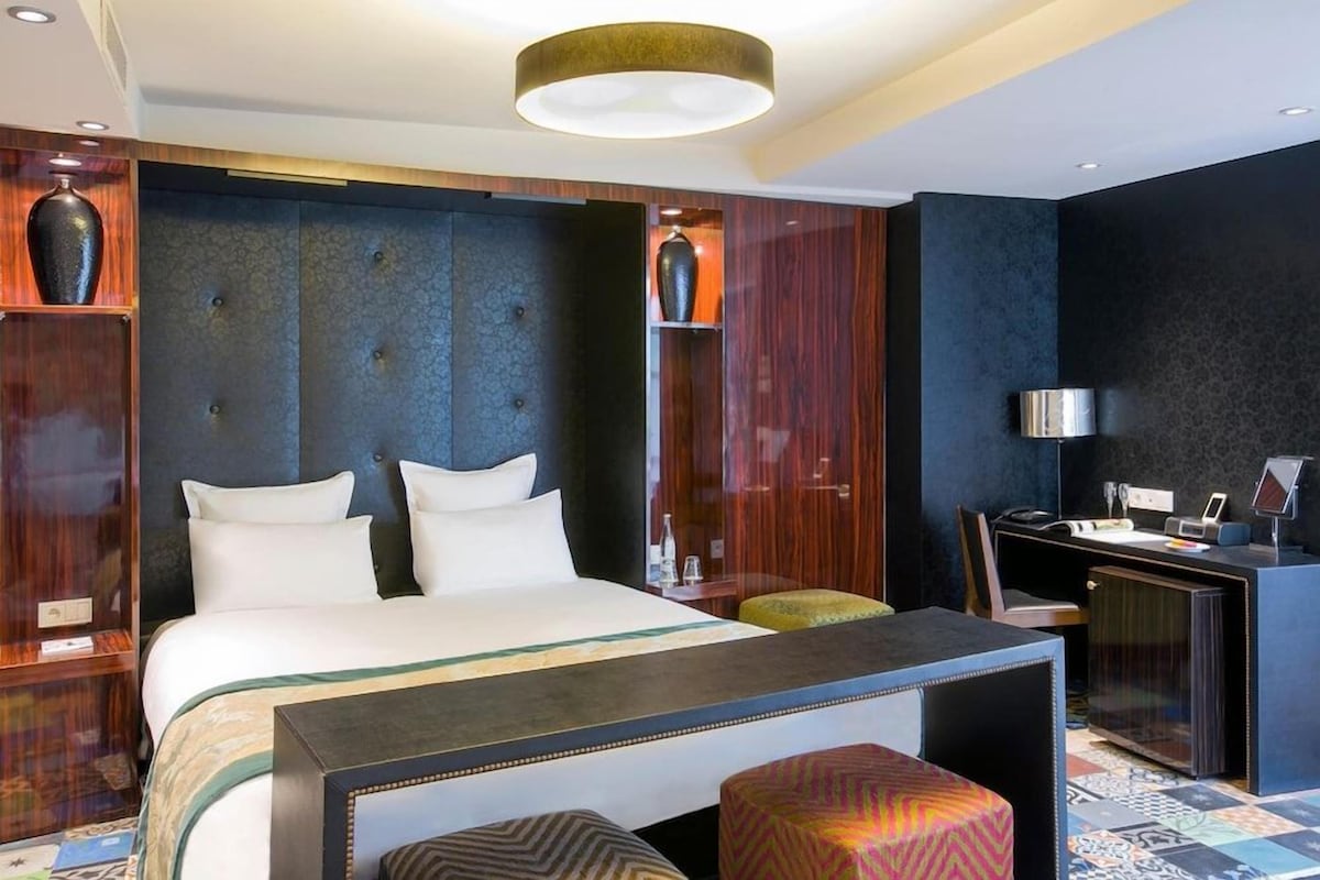 Ropa de cama de alta calidad, colchones con pillow-top y minibar 