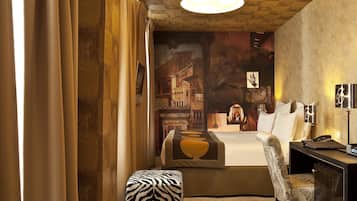 Kamar Double atau Twin (Privilege) | Minibar, brankas, didekorasi berbeda-beda, dan meja kerja