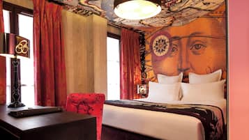 Minibar, caja de seguridad en la habitación y decoración personalizada