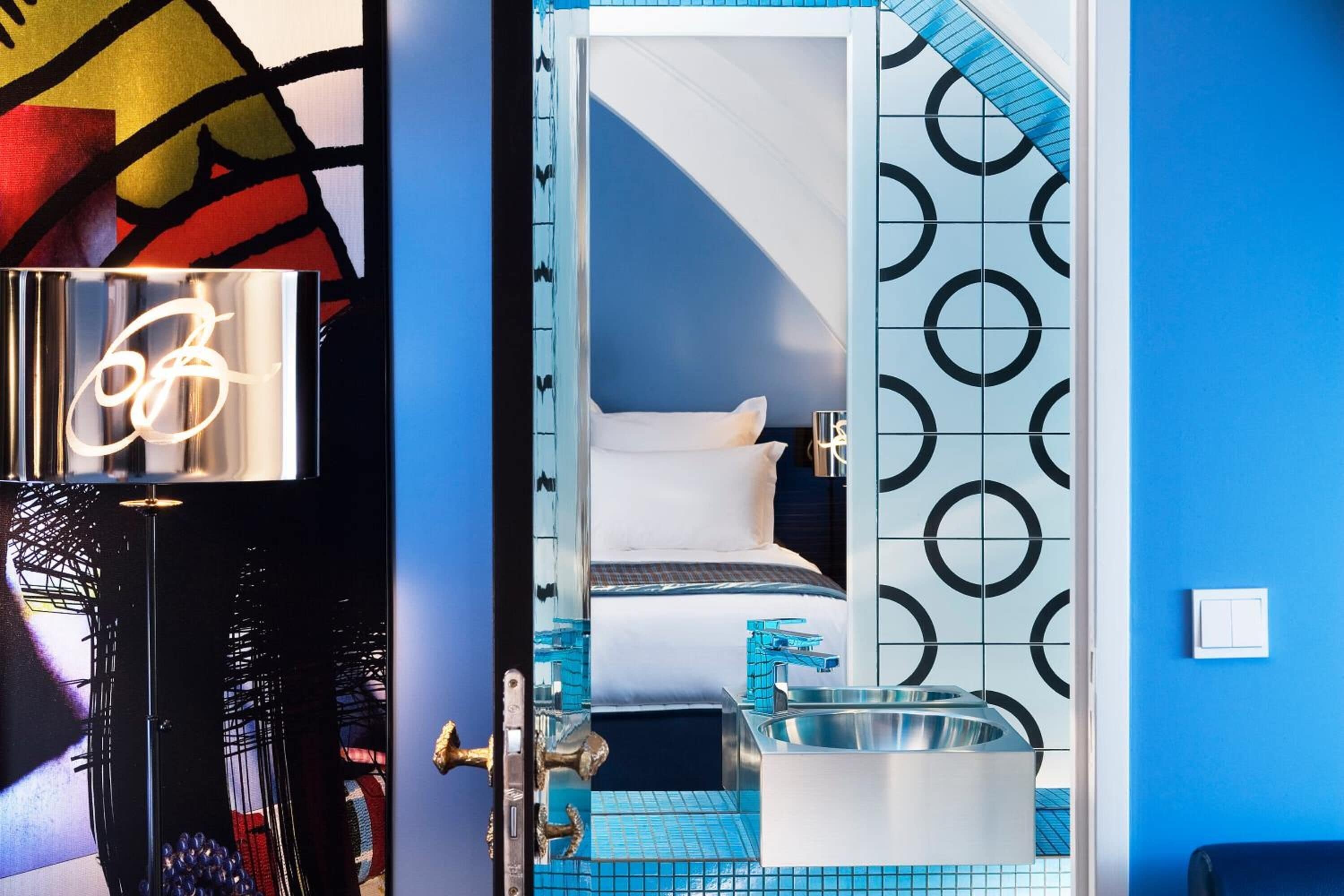 double room | minibar, in-room safe, individually decorated, desk