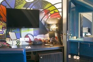 Doppel- oder Zweibettzimmer (Privilege) | Minibar, Zimmersafe, individuell dekoriert, Schreibtisch