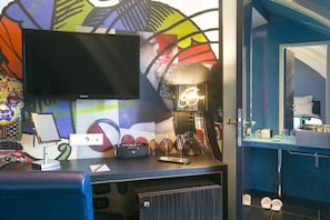 Doppel- oder Zweibettzimmer (Privilege) | Minibar, Zimmersafe, individuell dekoriert, Schreibtisch
