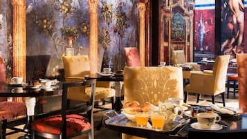 Desayuno buffet (EUR 22 por persona)