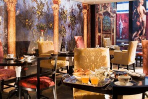 Desayuno buffet diario (EUR 22 por persona)