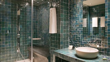 Articles de toilette gratuits, sĂšche-cheveux, peignoirs, chaussons