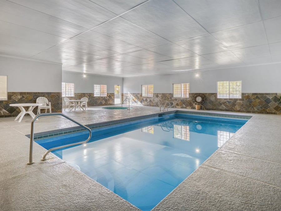 Indoor pool, pool loungers
