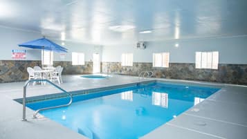 Indoor pool, sun loungers