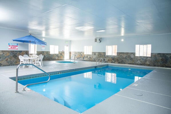 Indoor pool, sun loungers
