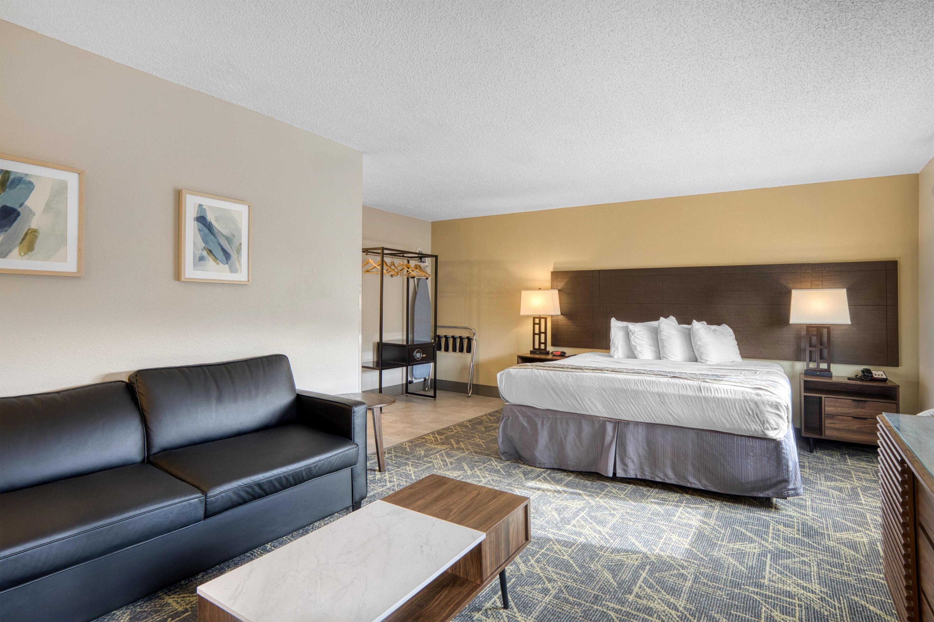 套房, 1 张特大床, 无烟房, 简易厨房 (with Sofabed) | 特色家居、办公桌、笔记本电脑工作区、遮光窗帘