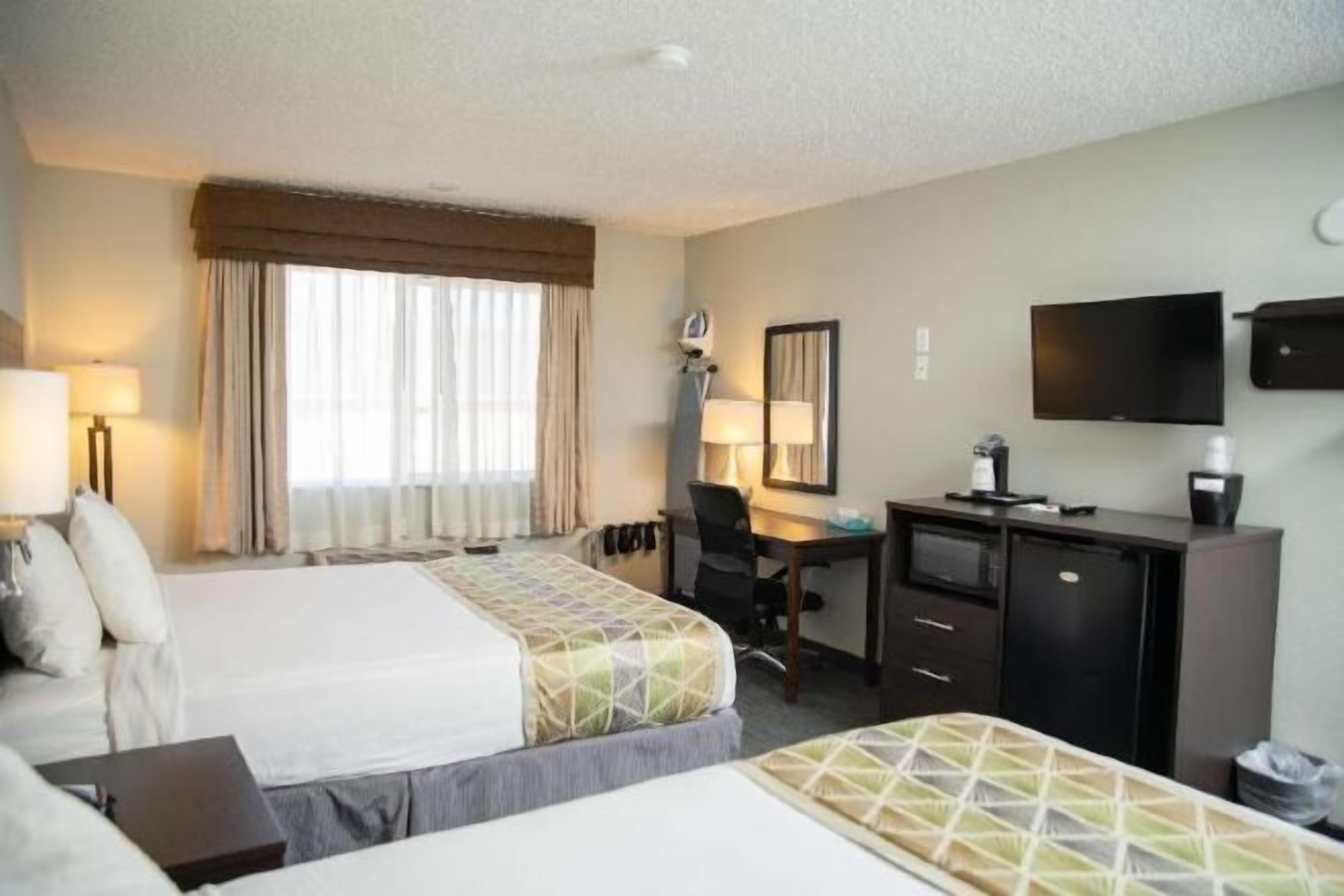 Muebles diferentes, escritorio y espacio para trabajar con laptop 