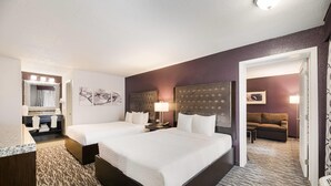 Premium bedding, pillowtop beds, in-room safe, blackout drapes - Clarion Inn & Suites Across From Universal Orlando Resort (Orlando)