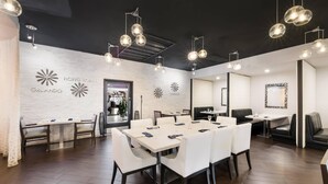 Breakfast, lunch and dinner served - Clarion Inn & Suites Across From Universal Orlando Resort (Orlando)