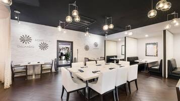 Breakfast, lunch, dinner served; American cuisine