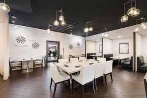 Se sirven desayunos, comidas, cenas y cocina americana