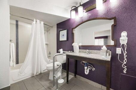 Clarion Inn Suites Across From Universal Orlando Resort - Image 32