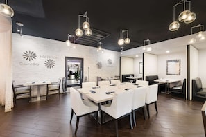 S'hi serveixen esmorzars, dinars, sopars i plats de cuina americana