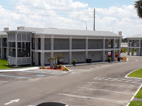 Clarion Inn Suites Across From Universal Orlando Resort - Image 23