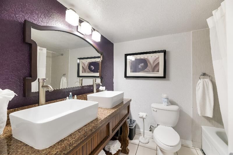 Kamar mandi | Kombinasi shower/bathtub, bathtub besar,  dan perlengkapan mandi gratis
