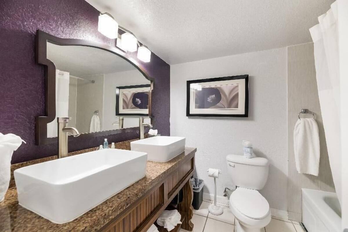 Bathroom | Combined shower/bathtub, deep-soaking bathtub, free toiletries