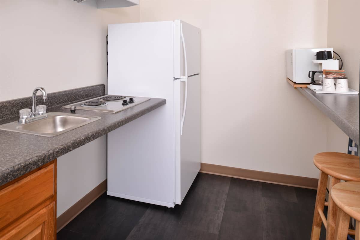 suite, 1 queen bed, non smoking | in-room safe, desk, free wifi, bed sheets