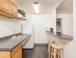 Suite, 1 Queen Bed, Non Smoking | In-room safe, desk, free WiFi, bed sheets