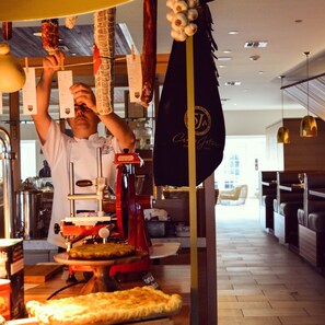 3 restaurants, breakfast, lunch, dinner served; international cuisine 