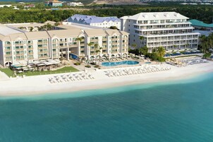 Un resort con piscina, playa y varios edificios de hotel.