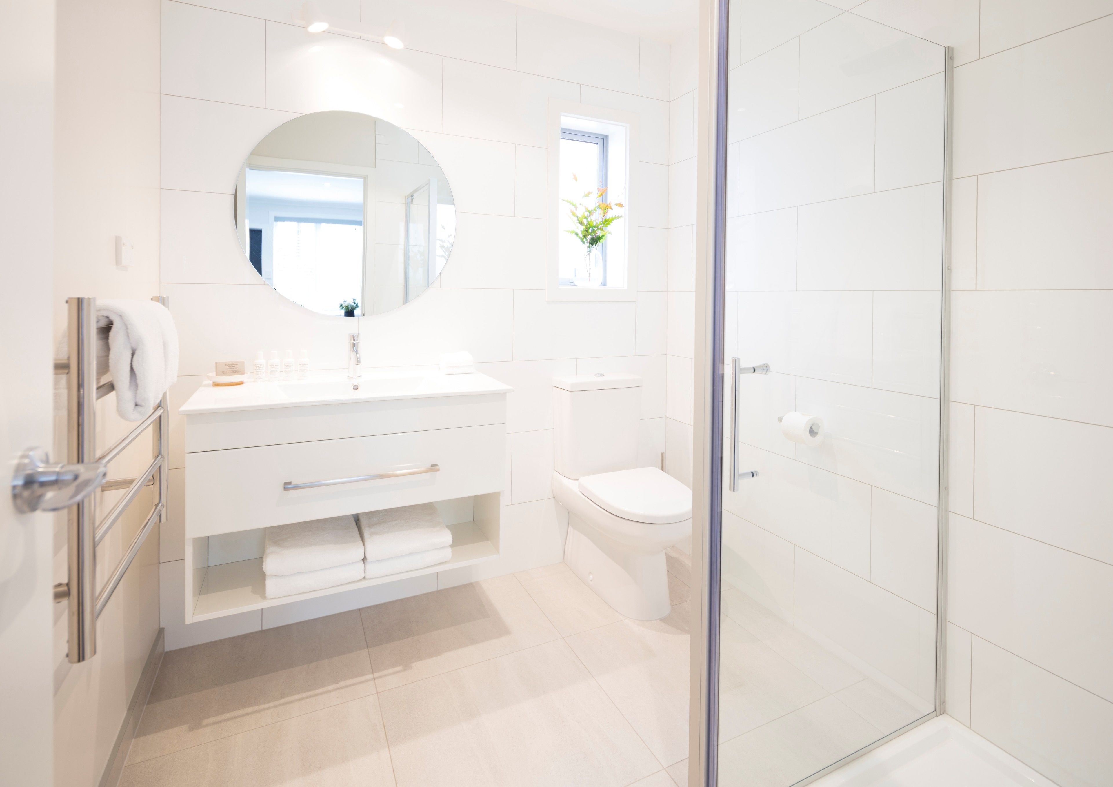 Deluxe Queen Studio  | Bathroom | Free toiletries, hair dryer, towels