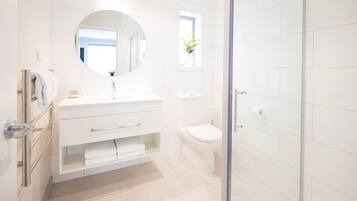 Deluxe Queen Studio | Bathroom | Free toiletries, hair dryer, towels