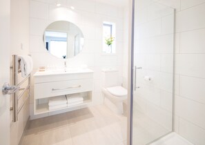 Deluxe Queen Studio  | Bathroom - Beechwood Boutique Accommodation (Dunedin)