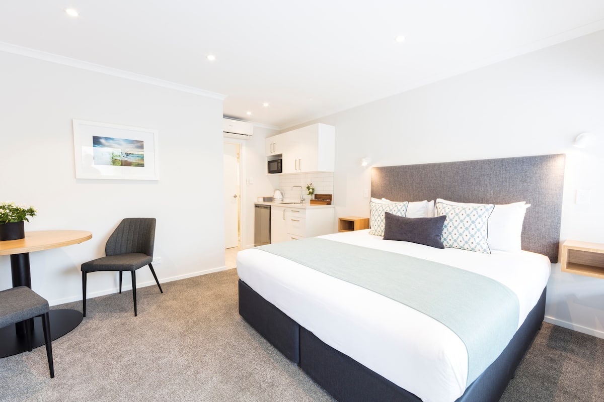 King Studio | Premium bedding, free WiFi, bed sheets