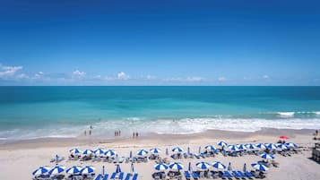 Sulla spiaggia, cabine (a pagamento), lettini da mare, teli da spiaggia
