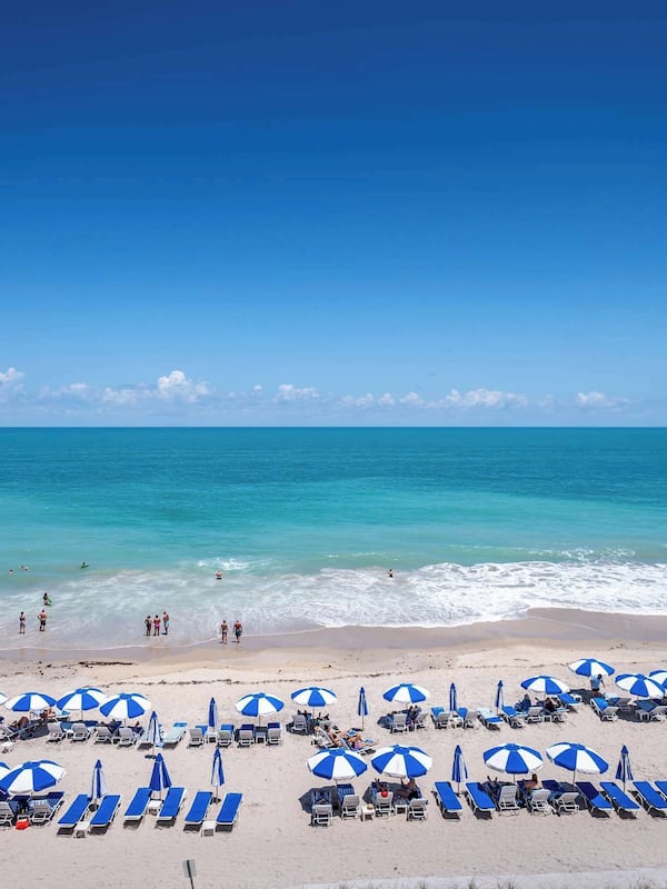 En la playa, camas de playa (con cargo), camastros y toallas de playa